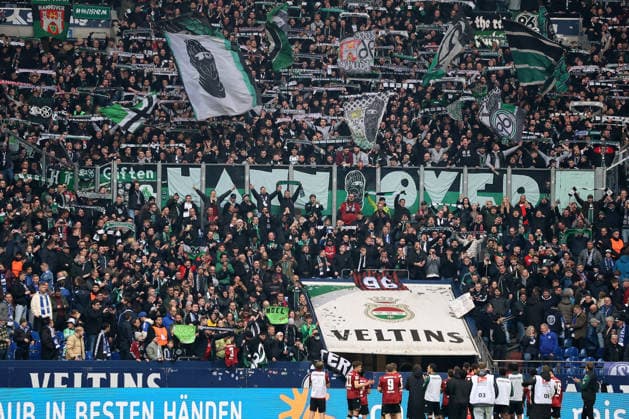 Die Spieler von Hannover 96 nach dem Spiel beim Spiel der 2. Bundesliga (Saison 2025 26) FC Schalke 04 - Hannover 96 - Copyright: Thomas Pakusch