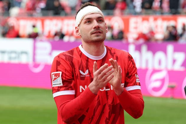 15.03.2026, xrekx, Fussball 2.Bundesliga, 1.FC Kaiserslautern - Karlsruher SC v.l. Luca Sirch (1.FC Kaiserslautern) bedankt bedanken sich bei den Fans, the player thanks the fans for their support (DFL DFB REGULATIONS PROHIBIT ANY USE OF PHOTOGRAPHS as IMAGE SEQUENCES and or QUASI-VIDEO) Kaiserslautern