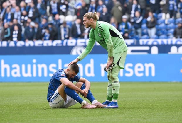 Torwart Loris Karius (Schalke 04), re., und Hasan Kurucay (FC Schalke 04) nach dem Abpfiff 15.03.2026, Fussball 2. Bundesliga, Saison 2025 2026, 26. Spieltag, FC Schalke 04 - Hannover 96 2:2 DFL regulations prohibit any use of photographs as image sequences and or quasi-video Gelsenkirchen Veltins Arena Nordrhein Westfalen Deutschland