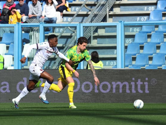 Bologna™s John Lucumi fight for the ball with Sassuolo s Andrea Pinamonti during the Serie A soccer match between Sassuolo and Bologna at the Mapei Stadium Citta™ del Tricolore in Reggio Emilia - sunday, March 15, 2026. - Soccer .  Copyright: xGiannixSantandrea LaPressex