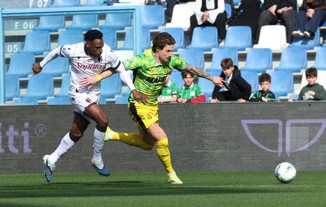 Bologna™s John Lucumi fight for the ball with Sassuolo s Andrea Pinamonti during the Serie A soccer match between Sassuolo and Bologna at the Mapei Stadium Citta™ del Tricolore in Reggio Emilia - sunday, March 15, 2026. - Soccer .  Copyright: xGiannixSantandrea LaPressex