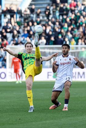 March 15, 2026, Reggio Emilia, REGGIO EMILIA: Sassuolo s Kristian Thorstvedt (L) and Bologna s Simon Sohm in action during the Italian Serie A soccer match US Sassuolo vs Bologna FC at Mapei Stadium in Reggio Emilia, Italy, 15 March 2026. ANSA ELISABETTA BARACCHI. Soccer: Serie A ; Sassuolo - Bologna  - ZUMAa110 20260315_zaf_a110_015 Copyright: xElisabettaxBaracchix