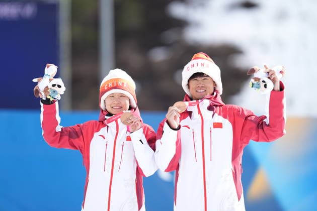 (260315) -- TESERO, March 15, 2026 -- Bronze medalists Wang Yue (L) and her guide Chen Guoming pose during the awarding ceremony for the para cross-country skiing women s 20km interval start free vision impaired at the Milan-Cortina 2026 Paralympic Winter games, Winterspiele,Spiele, Summer games in Tesero, Italy, March 15, 2026. ) (SP)ITALY-TESERO-PARALYMPIC WINTER GAMES-PARA CROSS-COUNTRY SKIING-WOMEN S 20KM INTERVAL START FREE VISION IMPAIRED HouxZhaokang 