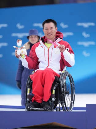 (260315) -- TESERO, March 15, 2026 -- Silver medalist Mao Zhongwu of China poses during the awarding ceremony for the para cross-country skiing men s 20km interval start sitting at the Milan-Cortina 2026 Paralympic Winter games, Winterspiele,Spiele, Summer games in Tesero, Italy, March 15, 2026. ) (SP)ITALY-TESERO-PARALYMPIC WINTER GAMES-PARA CROSS-COUNTRY SKIING-MEN S 20KM INTERVAL START SITTING HouxZhaokang 