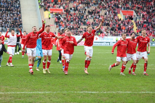 15.03.2026, xrekx, Fussball 2.Bundesliga, 1.FC Kaiserslautern - Karlsruher SC v.l. FCK Mannschaft Mannschaft, Spieler, jubeln nach Spielende, Team, Player, celebrate at the end of the match (DFL DFB REGULATIONS PROHIBIT ANY USE OF PHOTOGRAPHS as IMAGE SEQUENCES and or QUASI-VIDEO) Kaiserslautern