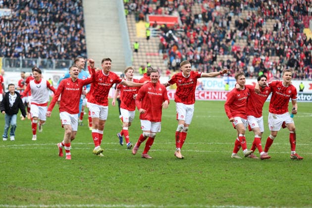 15.03.2026, xrekx, Fussball 2.Bundesliga, 1.FC Kaiserslautern - Karlsruher SC v.l. FCK Mannschaft Mannschaft, Spieler, jubeln nach Spielende, Team, Player, celebrate at the end of the match (DFL DFB REGULATIONS PROHIBIT ANY USE OF PHOTOGRAPHS as IMAGE SEQUENCES and or QUASI-VIDEO) Kaiserslautern