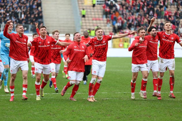 15.03.2026, xrekx, Fussball 2.Bundesliga, 1.FC Kaiserslautern - Karlsruher SC v.l. FCK Mannschaft Mannschaft, Spieler, jubeln nach Spielende, Team, Player, celebrate at the end of the match (DFL DFB REGULATIONS PROHIBIT ANY USE OF PHOTOGRAPHS as IMAGE SEQUENCES and or QUASI-VIDEO) Kaiserslautern