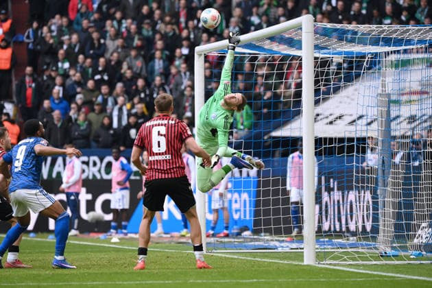 Torwart Loris Karius (Schalke 04) pariert zunächst, den Abpraller nutzt Maik Nawrocki (Hannover 96), mi., zum 2:1 15.03.2026, Fussball 2. Bundesliga, Saison 2025 2026, 26. Spieltag, FC Schalke 04 - Hannover 96 2:2 DFL regulations prohibit any use of photographs as image sequences and or quasi-video Gelsenkirchen Veltins Arena Nordrhein Westfalen Deutschland