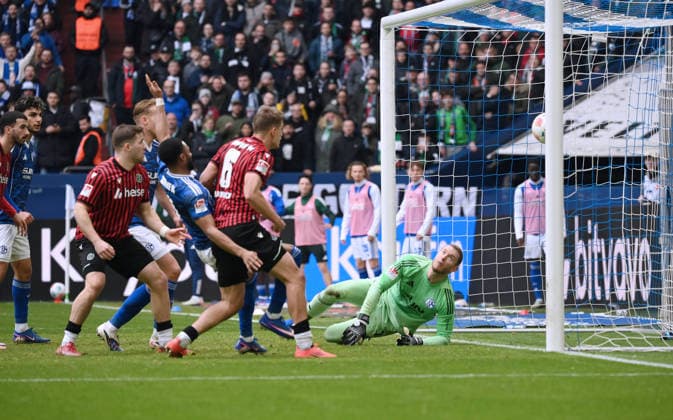 Maik Nawrocki (Hannover 96), mi., erzielt gegen Torwart Loris Karius (Schalke 04) das Tor zum 2:1 15.03.2026, Fussball 2. Bundesliga, Saison 2025 2026, 26. Spieltag, FC Schalke 04 - Hannover 96 2:2 DFL regulations prohibit any use of photographs as image sequences and or quasi-video Gelsenkirchen Veltins Arena Nordrhein Westfalen Deutschland
