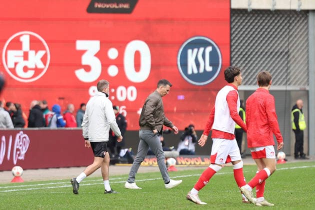15.03.2026, xrekx, Fussball 2.Bundesliga, 1.FC Kaiserslautern - Karlsruher SC v.l. Christian Eichner Trainer (Karlsruher SC) Anzeigetafel, Videowall, Scoreboard, Info, Werbung Endstand 3:0 (DFL DFB REGULATIONS PROHIBIT ANY USE OF PHOTOGRAPHS as IMAGE SEQUENCES and or QUASI-VIDEO) Kaiserslautern