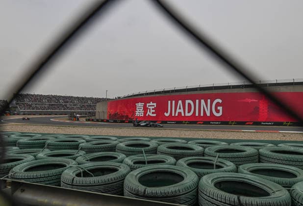 F1 Chinese Grand Prix 2026 SHANGHAI, CHINA - MARCH 15: Kimi Antonelli of Mercedes-AMG Petronas Formula One Team leads during the first laps of the 2026 Chinese Grand Prix, with the rest of the field behind, at the Shanghai International Circuit, in Shanghai, China, on March 15, 2026. Shanghai China  Copyright: xArturxWidakx originalFilename:widak-f1chines260315_npPoi.jpg