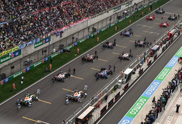 F1 Chinese Grand Prix 2026 SHANGHAI, CHINA - MARCH 15: The full field of Formula 1 drivers sit in their cars on the starting grid surrounded by team mechanics in the final minutes before the 2026 Chinese Grand Prix, at the Shanghai International Circuit, in Shanghai, China, on March 15, 2026. Shanghai China  Copyright: xArturxWidakx originalFilename:widak-f1chines260315_npzeY.jpg