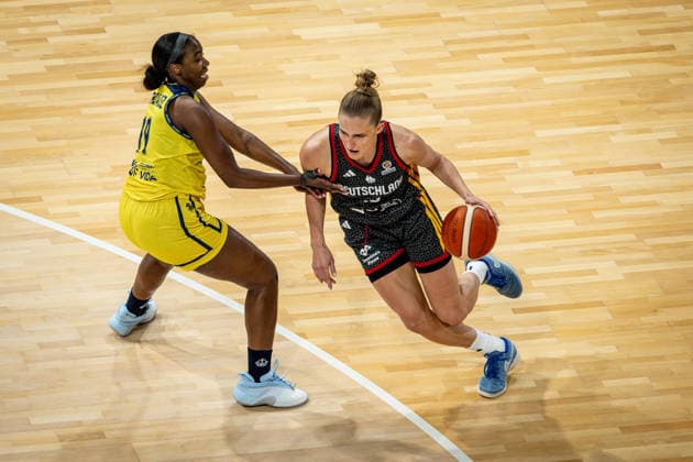 Basketball Villeurbanne 14.03.2026 Wommen™s Basketball World Cup 2026 Qualifying Tournament Kolumbien (COL) - Deutschland (GER) Leonie Fiebich (Deutschland, No.13) Daniela Gonzalez (Kolumbien, No.19)