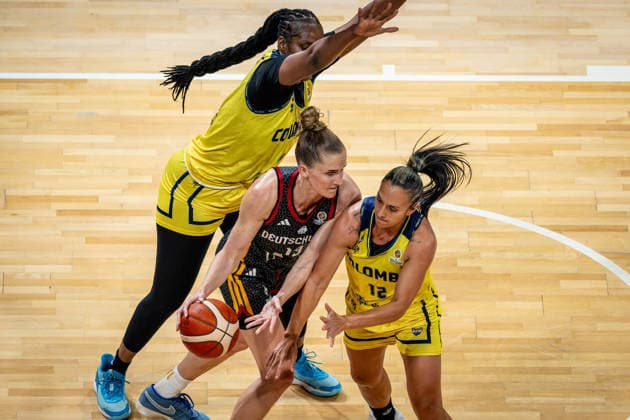 Basketball Villeurbanne 14.03.2026 Wommen™s Basketball World Cup 2026 Qualifying Tournament Kolumbien (COL) - Deutschland (GER) Leonie Fiebich (Deutschland, No.13) Jenifer Munoz (Kolumbien, No.12)