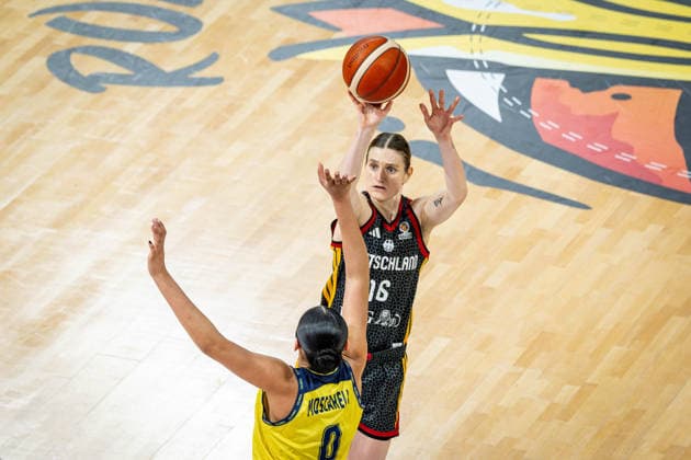 Basketball Villeurbanne 14.03.2026 Wommen™s Basketball World Cup 2026 Qualifying Tournament Kolumbien (COL) - Deutschland (GER) Alina Hartmann (Deutschland, No.16) Marta Moscarella (Kolumbien, No.00)
