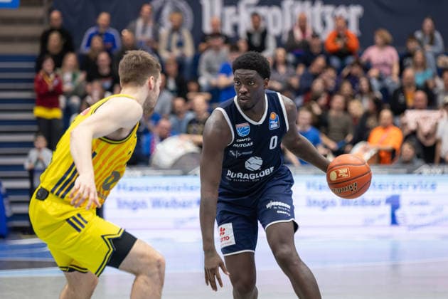 Malte Delow (Alba, 6), Khyri Thomas (MBC, 0), Syntainics MBC vs. ALBA BERLIN, Basketball, 1. Bundesliga, Maenner, 24. Spieltag, Saison 2025 26, 15.03.2026. Weißenfels Stadthalle Sachsen-Anhalt Deutschland