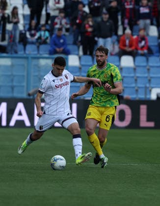 Bologna™s Nicolo Cambiaghi fight for the ball with Sassuolo™s Sebastian Walukiewicz during the Serie A soccer match between Sassuolo and Bologna at the Mapei Stadium Citta™ del Tricolore in Reggio Emilia - sunday, March 15, 2026. - Soccer .  Copyright: xGiannixSantandrea LaPressex