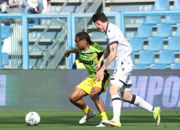 Sassuolo s Armand Lauriente fight for the ball with Bologna™sMartin Vitik during the Serie A soccer match between Sassuolo and Bologna at the Mapei Stadium Citta™ del Tricolore in Reggio Emilia - sunday, March 15, 2026. - Soccer .  Copyright: xGiannixSantandrea LaPressex