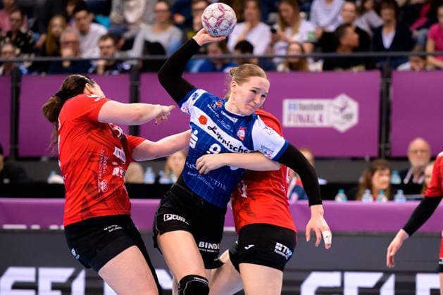 Handball: DHB-Pokal, Spiel Platz 3, Thueringer HC - HSG Blomberg-Lippe v.li. Josefine Hanfland (Thueringer HC), Nieke Kühne Kuehne (Blomberg), Anika Niederwieser (Thueringer HC) Stuttgart Porsche Arena Baden-Württemberg Deutschland