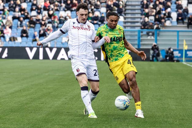 March 15, 2026, Reggio Emilia, REGGIO EMILIA: Sassuolo s Armand Lauriente (R) and Bologna s Nadir Zortea in action during the Italian Serie A soccer match US Sassuolo vs Bologna FC at Mapei Stadium in Reggio Emilia, Italy, 15 March 2026. ANSA ELISABETTA BARACCHI. Calcio: Serie A ; Sassuolo - Bologna  - ZUMAa110 20260315_zaf_a110_021 Copyright: xElisabettaxBaracchix