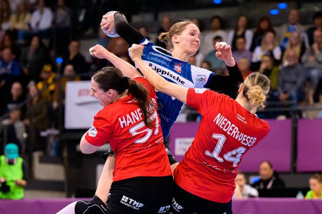 Handball: DHB-Pokal, Spiel Platz 3, Thueringer HC - HSG Blomberg-Lippe v.li. Josefine Hanfland (Thueringer HC), Nieke Kühne Kuehne (Blomberg), Anika Niederwieser (Thueringer HC) Stuttgart Porsche Arena Baden-Württemberg Deutschland