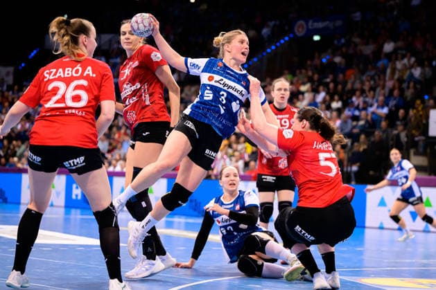 Handball: DHB-Pokal, Spiel Platz 3, Thueringer HC - HSG Blomberg-Lippe Laura Rüffieux Rueffieux (Blomberg), Josefine Hanfland (Thueringer HC) Stuttgart Porsche Arena Baden-Württemberg Deutschland