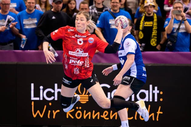 Handball: DHB-Pokal, Spiel Platz 3, Thueringer HC - HSG Blomberg-Lippe Nathalie Hendrikse (Thueringer HC) Stuttgart Porsche Arena Baden-Württemberg Deutschland