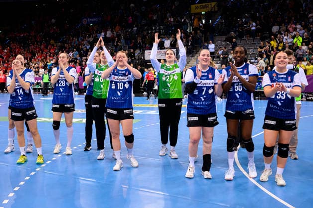 Handball: DHB-Pokal, Spiel Platz 3, Thueringer HC - HSG Blomberg-Lippe die Mannschaft von Blomberg Schlussjubel Schlußjubel Emotion Freude Siegerfoto mit Medaille vor der Fankurve Stuttgart Porsche Arena Baden-Württemberg Deutschland