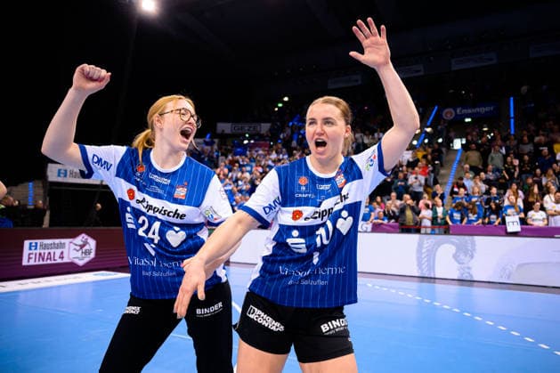 Handball: DHB-Pokal, Spiel Platz 3, Thueringer HC - HSG Blomberg-Lippe Marie Michaelczik (Blomberg), Maxi Muehlner (Blomberg) Jubel Freude Emotion Stuttgart Porsche Arena Baden-Württemberg Deutschland