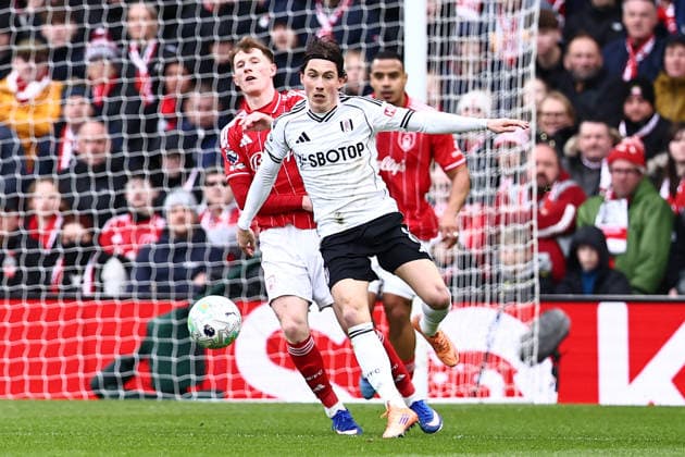 Nottingham Forest v Fulham, Premier League Elliot Anderson of Nottingham Forest and Harry Wilson of Fulham battle for possession during the Nottingham Forest v Fulham Premier League match at the City Ground, West Bridgford, England on 15 March 2026 Credit: Ryan Crockett Every Second Media Editorial use only. All images are copyright Every Second Media Limited. No images may be reproduced without prior permission. All rights reserved. Premier League and Football League images are subject to licensing agreements with Football DataCo Limited. see https: www.football-dataco.com Copyright: xIMAGO EveryxSecondxMediax ESM-1859-0039 RyanxCrockettx xEveryxSecondxMediax