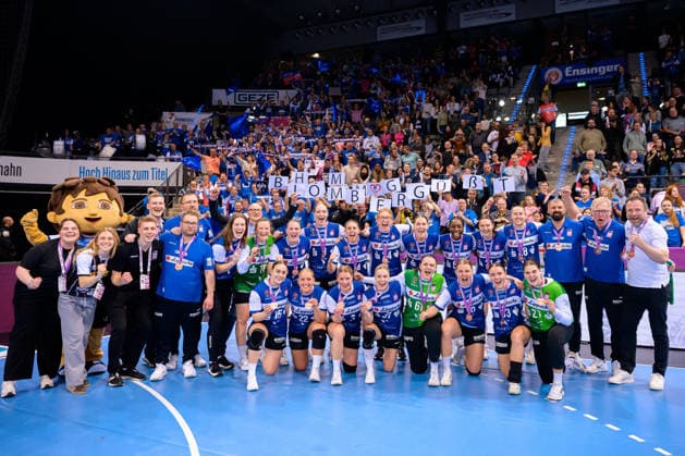 Handball: DHB-Pokal, Spiel Platz 3, Thueringer HC - HSG Blomberg-Lippe die Mannschaft von Blomberg Schlussjubel Schlußjubel Emotion Freude Siegerfoto mit Medaille vor der Fankurve Stuttgart Porsche Arena Baden-Württemberg Deutschland
