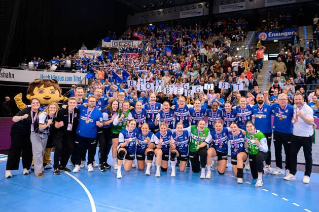 Handball: DHB-Pokal, Spiel Platz 3, Thueringer HC - HSG Blomberg-Lippe die Mannschaft von Blomberg Schlussjubel Schlußjubel Emotion Freude Siegerfoto mit Medaille vor der Fankurve Stuttgart Porsche Arena Baden-Württemberg Deutschland