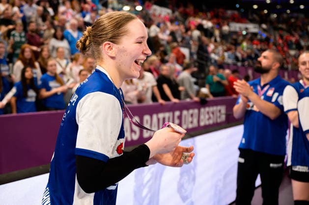 Handball: DHB-Pokal, Spiel Platz 3, Thueringer HC - HSG Blomberg-Lippe Nieke Kühne Kuehne (Blomberg) Stuttgart Porsche Arena Baden-Württemberg Deutschland