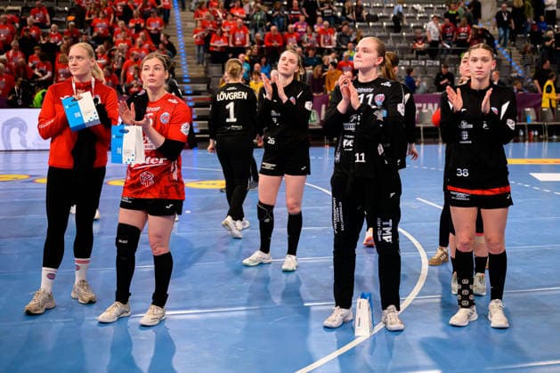 Handball: DHB-Pokal, Spiel Platz 3, Thueringer HC - HSG Blomberg-Lippe die Mannschaft vom THC Stuttgart Porsche Arena Baden-Württemberg Deutschland