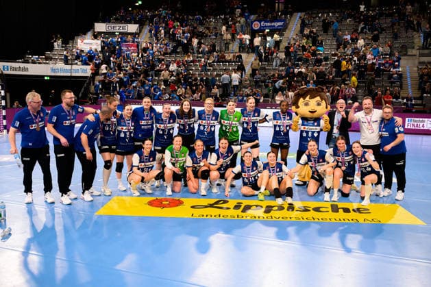 Handball: DHB-Pokal, Spiel Platz 3, Thueringer HC - HSG Blomberg-Lippe die Mannschaft von Blomberg Stuttgart Porsche Arena Baden-Württemberg Deutschland