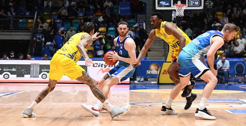 15.03.2026, xokbx, Basketball easyCredit BBL Bundesliga, Frankfurt Skyliners - EWE Baskets Oldenburg v.l. Logan Johnson (Fraport Skyliners Frankfurt), Till Pape (Fraport Skyliners Frankfurt), Michale Kyser (EWE Baskets Oldenburg), Dakarai Tucker (EWE Baskets Oldenburg), Zweikampf, Duell (DFL DFB REGULATIONS PROHIBIT ANY USE OF PHOTOGRAPHS as IMAGE SEQUENCES and or QUASI-VIDEO) Frankfurt am Main