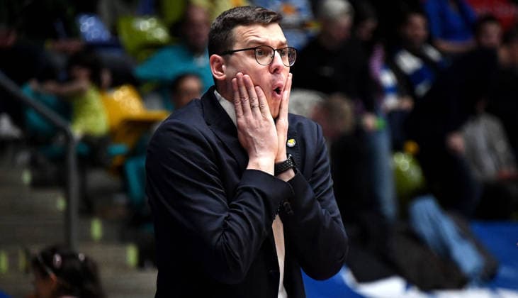 15.03.2026, xokbx, Basketball easyCredit BBL Bundesliga, Frankfurt Skyliners - EWE Baskets Oldenburg v.l. Trainer Lazar Spasic (EWE Baskets Oldenburg), Mimik, Gestik, schockiert, erstaunt, verwundert (DFL DFB REGULATIONS PROHIBIT ANY USE OF PHOTOGRAPHS as IMAGE SEQUENCES and or QUASI-VIDEO) Frankfurt am Main