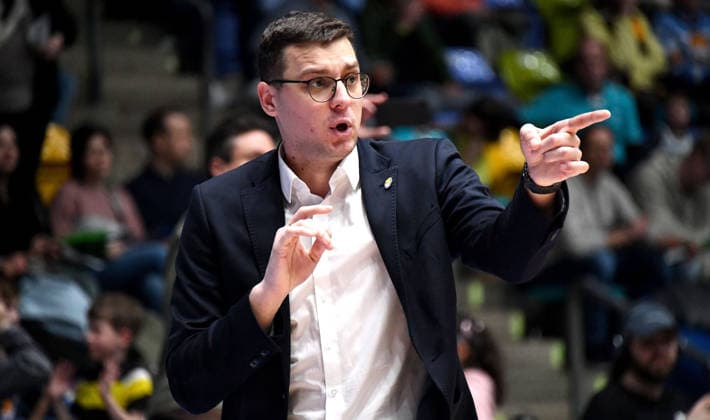 15.03.2026, xokbx, Basketball easyCredit BBL Bundesliga, Frankfurt Skyliners - EWE Baskets Oldenburg v.l. Trainer Lazar Spasic (EWE Baskets Oldenburg), Mimik, Gestik, Anweisungen (DFL DFB REGULATIONS PROHIBIT ANY USE OF PHOTOGRAPHS as IMAGE SEQUENCES and or QUASI-VIDEO) Frankfurt am Main