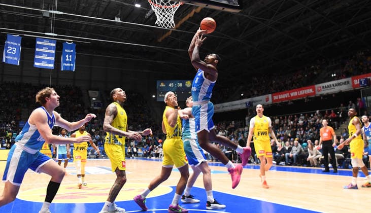 15.03.2026, xokbx, Basketball easyCredit BBL Bundesliga, Frankfurt Skyliners - EWE Baskets Oldenburg v.l. William Christmas (Fraport Skyliners Frankfurt), Wurf, Sprung (DFL DFB REGULATIONS PROHIBIT ANY USE OF PHOTOGRAPHS as IMAGE SEQUENCES and or QUASI-VIDEO) Frankfurt am Main
