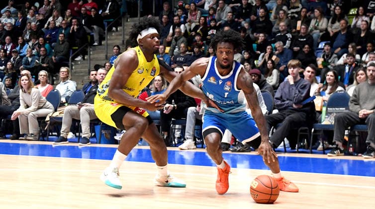 15.03.2026, xokbx, Basketball easyCredit BBL Bundesliga, Frankfurt Skyliners - EWE Baskets Oldenburg v.l. Isaiah Swope (Fraport Skyliners Frankfurt), Brian Fobbs (EWE Baskets Oldenburg), Zweikampf, Duell, Dribbling (DFL DFB REGULATIONS PROHIBIT ANY USE OF PHOTOGRAPHS as IMAGE SEQUENCES and or QUASI-VIDEO) Frankfurt am Main