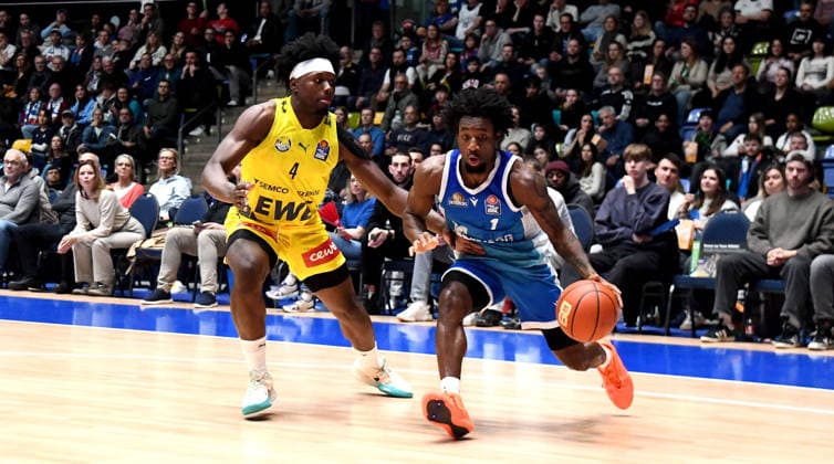 15.03.2026, xokbx, Basketball easyCredit BBL Bundesliga, Frankfurt Skyliners - EWE Baskets Oldenburg v.l. Isaiah Swope (Fraport Skyliners Frankfurt), Brian Fobbs (EWE Baskets Oldenburg), Zweikampf, Duell, Dribbling (DFL DFB REGULATIONS PROHIBIT ANY USE OF PHOTOGRAPHS as IMAGE SEQUENCES and or QUASI-VIDEO) Frankfurt am Main