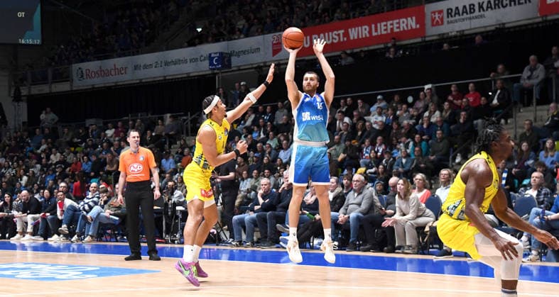 15.03.2026, xokbx, Basketball easyCredit BBL Bundesliga, Frankfurt Skyliners - EWE Baskets Oldenburg v.l. Radii Caisin (Fraport Skyliners Frankfurt), Nicholas Tischler (EWE Baskets Oldenburg), Zweikampf, Duell, Wurf (DFL DFB REGULATIONS PROHIBIT ANY USE OF PHOTOGRAPHS as IMAGE SEQUENCES and or QUASI-VIDEO) Frankfurt am Main
