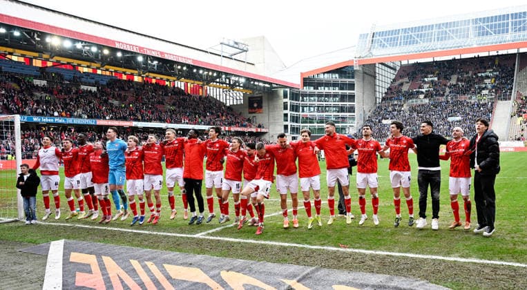 Fussball - 2. Bundesliga - Saison 2025 26 1. FC Kaiserslautern 15.03.2026 Fritz-Walter-Stadion 1. FC Kaiserslautern (fck) - Karlsruher SC (ksc) 3:0 Die Mannschaft wurde von den Fans gefeiert 1. FC Kaiserslautern
