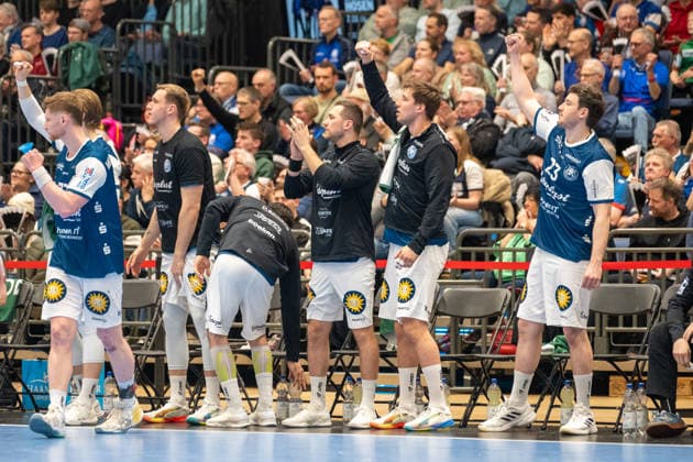 Die Bank des BHC jubelt nach einem verwandelten Siebenmeter. Bergischer HC 06 vs. SC Magdeburg, Handball, DAIKIN Handballbundesliga, 25. Spieltag, Saison 2025 2026, 15.03.2026 Bergischer HC 06 vs. SC Magdeburg, Handball, DAIKIN Handballbundesliga, 25. Spieltag, Saison 2025 2026, 15.03.2026 Duesseldorf Copyright: xEibner-Pressefoto ThomasxHaeslerx EP_THR