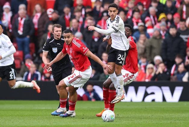 Nottingham Forest v Fulham, Premier League Murillo of Nottingham Forest and Josh King of Fulham chase down the ball during the Nottingham Forest v Fulham Premier League match at the City Ground, West Bridgford, England on 15 March 2026 Credit: Ryan Crockett Every Second Media Editorial use only. All images are copyright Every Second Media Limited. No images may be reproduced without prior permission. All rights reserved. Premier League and Football League images are subject to licensing agreements with Football DataCo Limited. see https: www.football-dataco.com Copyright: xIMAGO EveryxSecondxMediax ESM-1859-0049 RyanxCrockettx xEveryxSecondxMediax