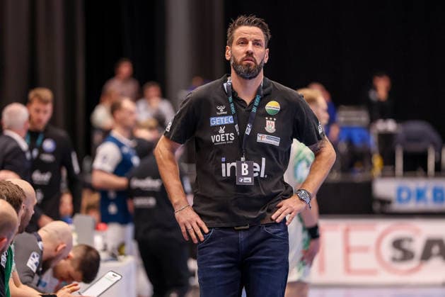 15.03.2026, Handball, HBL, Bergischer HC - SC Magdeburg, Mitsubishi Electric HALLE Düsseldorf: Cheftrainer Bennet Wiegert (SC Magdeburg hc) gestikulierend am Spielfeldrand Nordrhein-Westfalen Deutschland