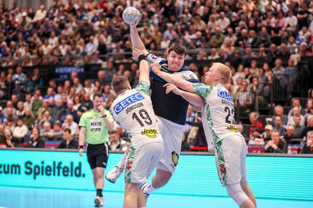 15.03.2026, Handball, HBL, Bergischer HC - SC Magdeburg, Mitsubishi Electric HALLE Düsseldorf: Elvar Örn Jonsson (SC Magdeburg 19) Magnus Saugstrup Jensen (SC Magdeburg 23) im Zweikampf gegen Aron Seesing (BHC 49) Nordrhein-Westfalen Deutschland