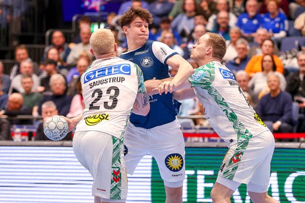 15.03.2026, Handball, HBL, Bergischer HC - SC Magdeburg, Mitsubishi Electric HALLE Düsseldorf: Soeren Steinhaus (BHC 53) wird von Magnus Saugstrup Jensen (SC Magdeburg 23) und Omar Ingi Magnusson (SC Magdeburg 14) festgemacht Nordrhein-Westfalen Deutschland