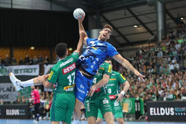 Handball DAIKIN HBL, SC DHfK Leipzig - TVB Stuttgart; 15.03.2026 Antonio Serradilla (5, TVB Stuttgart) wird von Ahmed Khairi (17, SC DHfK Leipzig) siebenmeterreif gefoult. Handball, DAIKIN HBL, 1. Bundesliga, Saison 2025 2026, 25. Spieltag: SC DHfK Leipzig vs. TVB Stuttgart am 15.03.2026 in der Quarterback Immobilien Arena Leipzig. Copyright: xBEAUTIFULxSPORTS JanxKaeferx