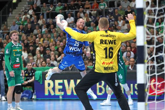 Handball DAIKIN HBL, SC DHfK Leipzig - TVB Stuttgart; 15.03.2026 Patrick Zieker (25, TVB Stuttgart) wirft gegen Torwart Tomas Mrkva (16, SC DHfK Leipzig). Handball, DAIKIN HBL, 1. Bundesliga, Saison 2025 2026, 25. Spieltag: SC DHfK Leipzig vs. TVB Stuttgart am 15.03.2026 in der Quarterback Immobilien Arena Leipzig. Copyright: xBEAUTIFULxSPORTS JanxKaeferx